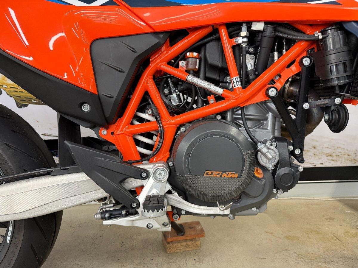 2023 KTM 690 SMC R SUPERMOTARD
