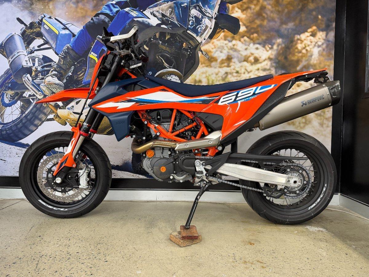 2023 KTM 690 SMC R SUPERMOTARD