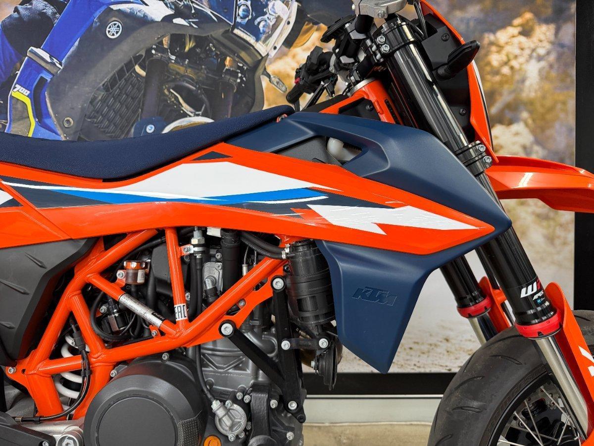 2023 KTM 690 SMC R SUPERMOTARD