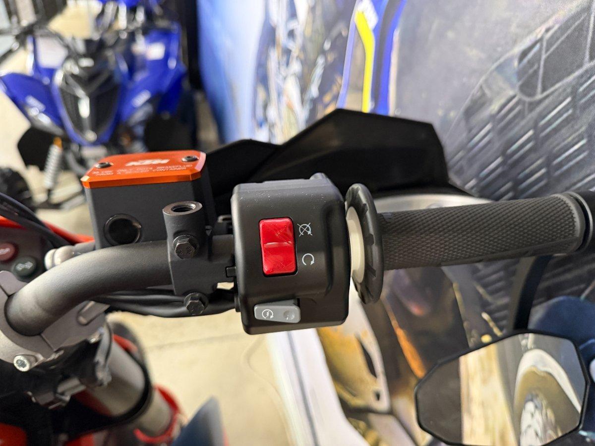 2023 KTM 690 SMC R SUPERMOTARD