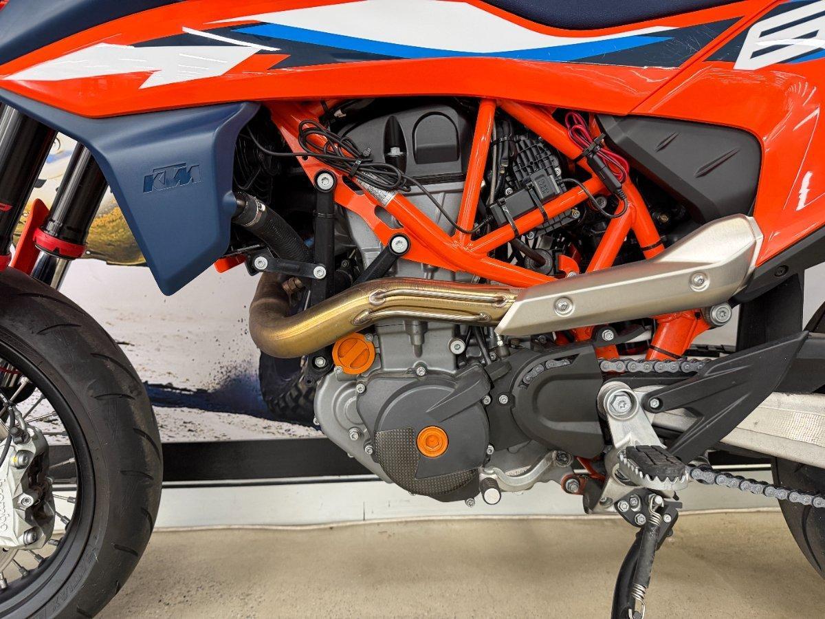 2023 KTM 690 SMC R SUPERMOTARD