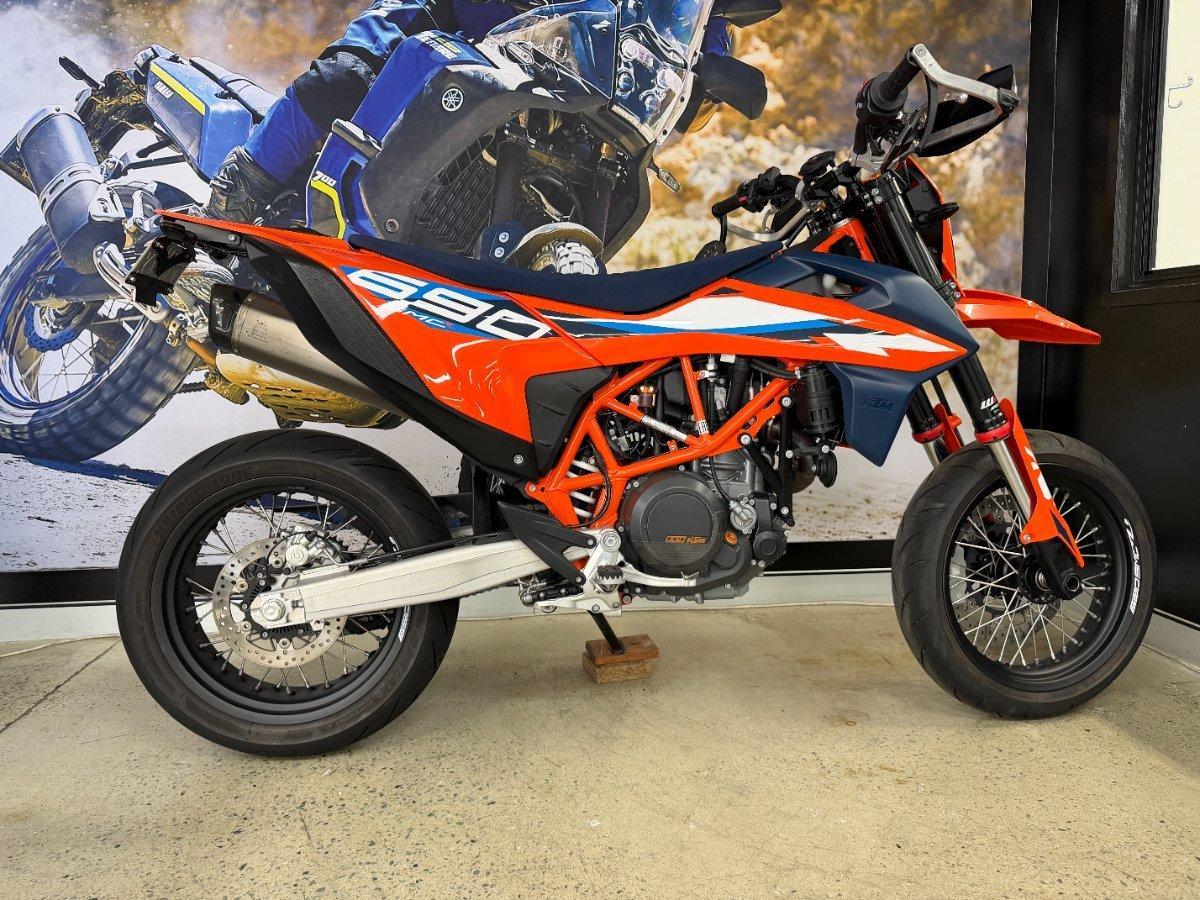 2023 KTM 690 SMC R SUPERMOTARD