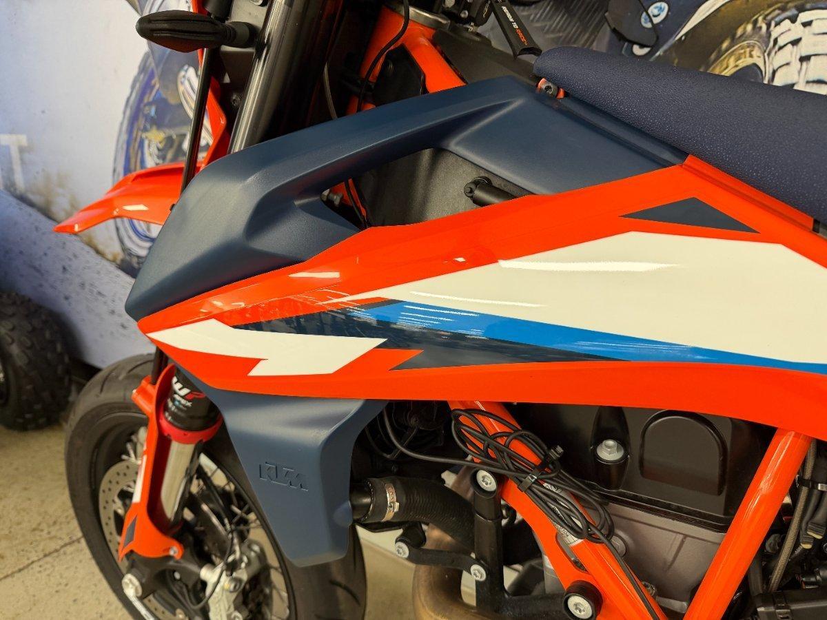 2023 KTM 690 SMC R SUPERMOTARD
