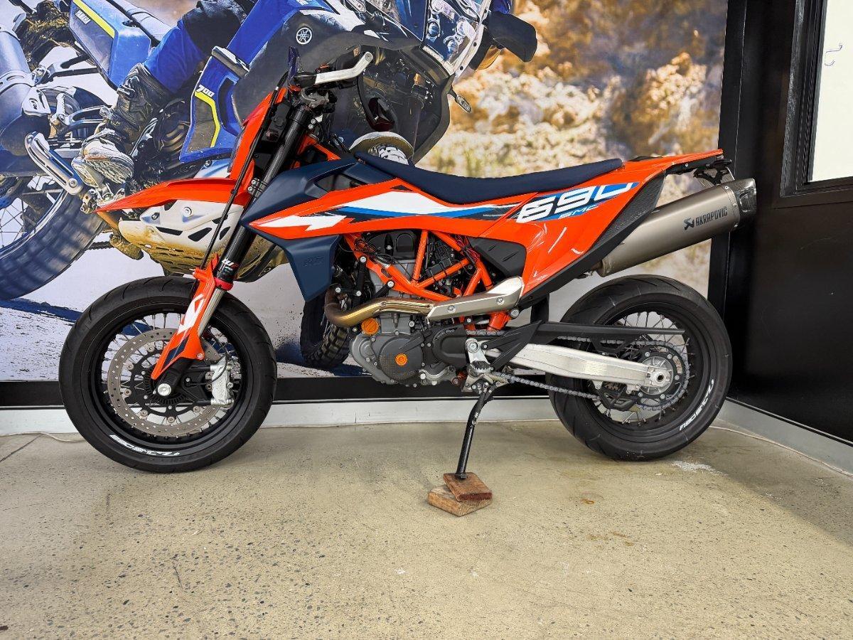2023 KTM 690 SMC R SUPERMOTARD