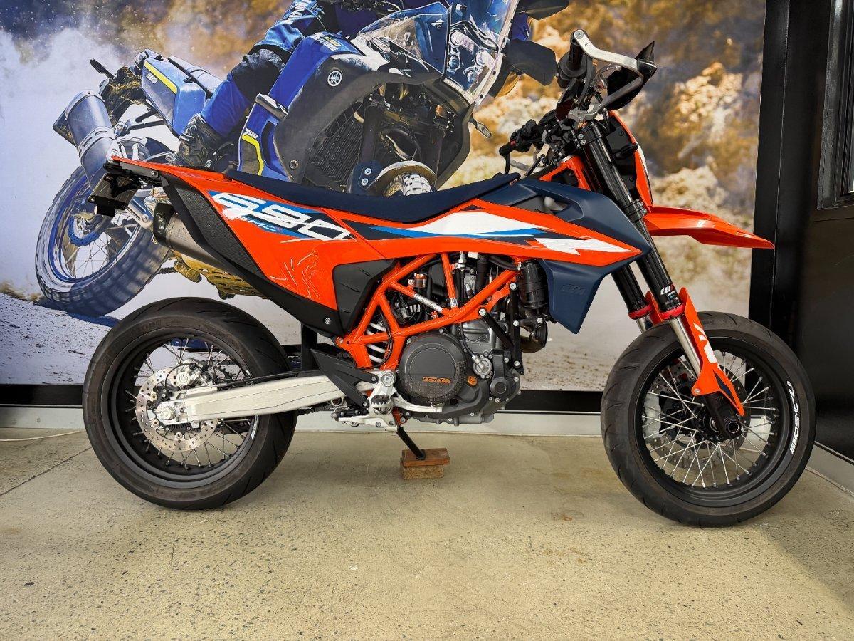 2023 KTM 690 SMC R SUPERMOTARD
