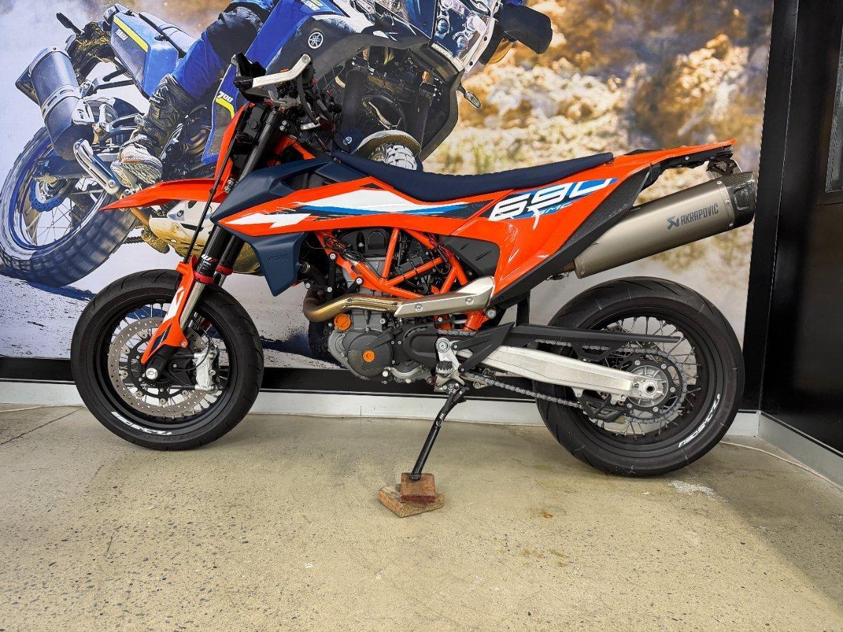 2023 KTM 690 SMC R SUPERMOTARD