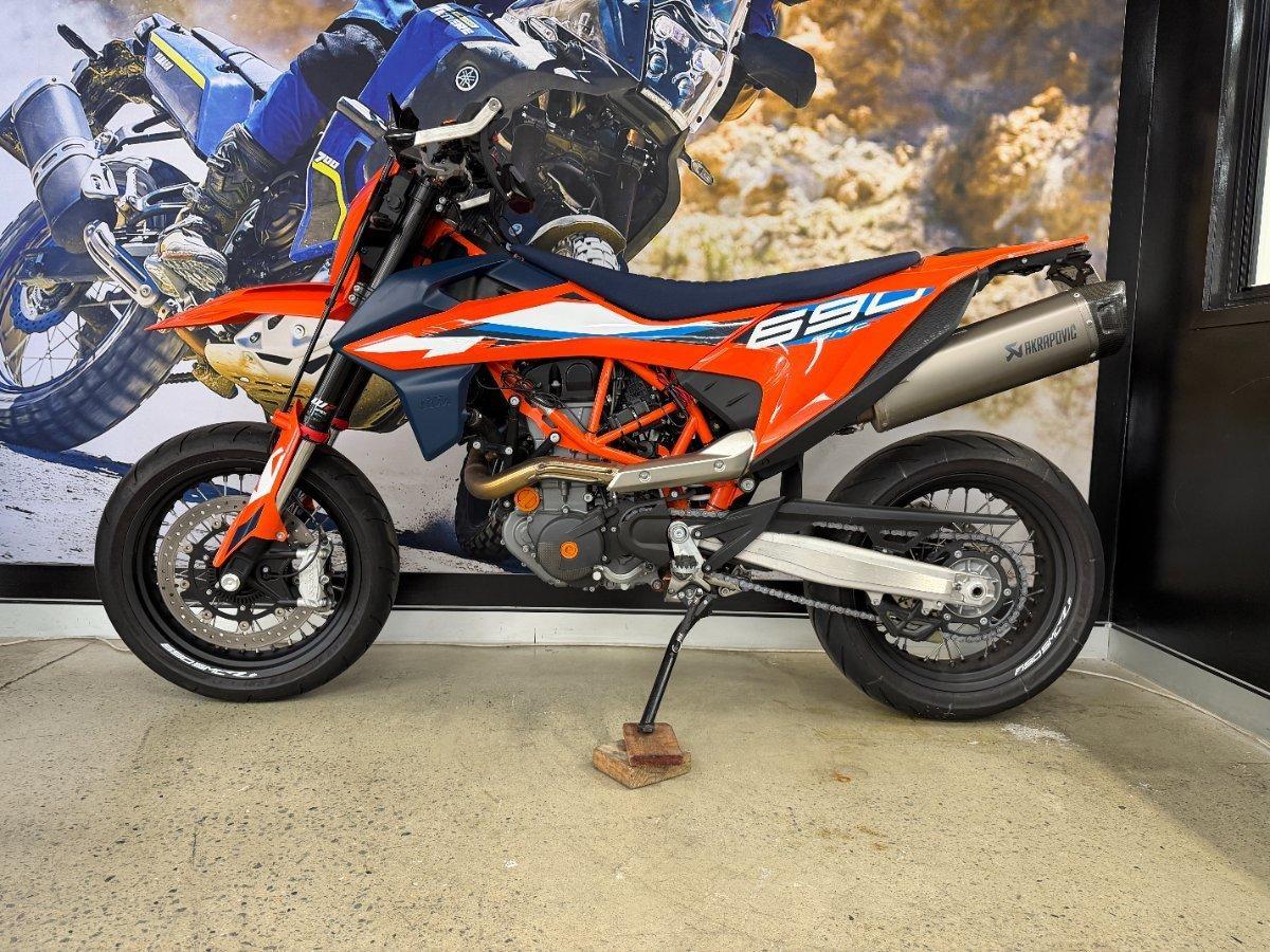 2023 KTM 690 SMC R SUPERMOTARD