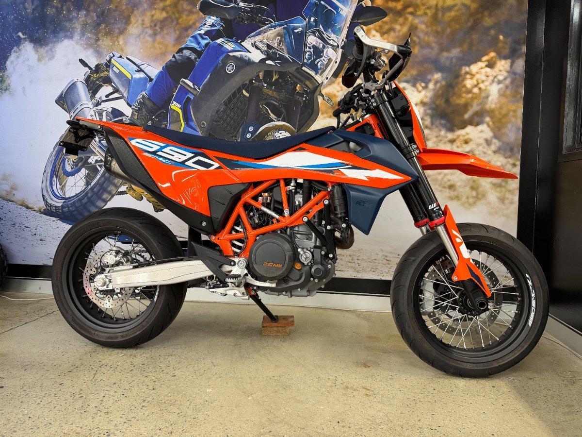 2023 KTM 690 SMC R SUPERMOTARD