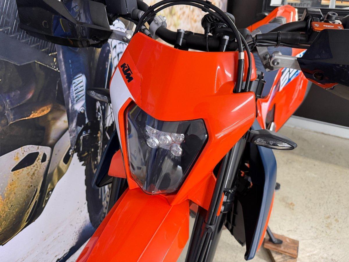 2023 KTM 690 SMC R SUPERMOTARD