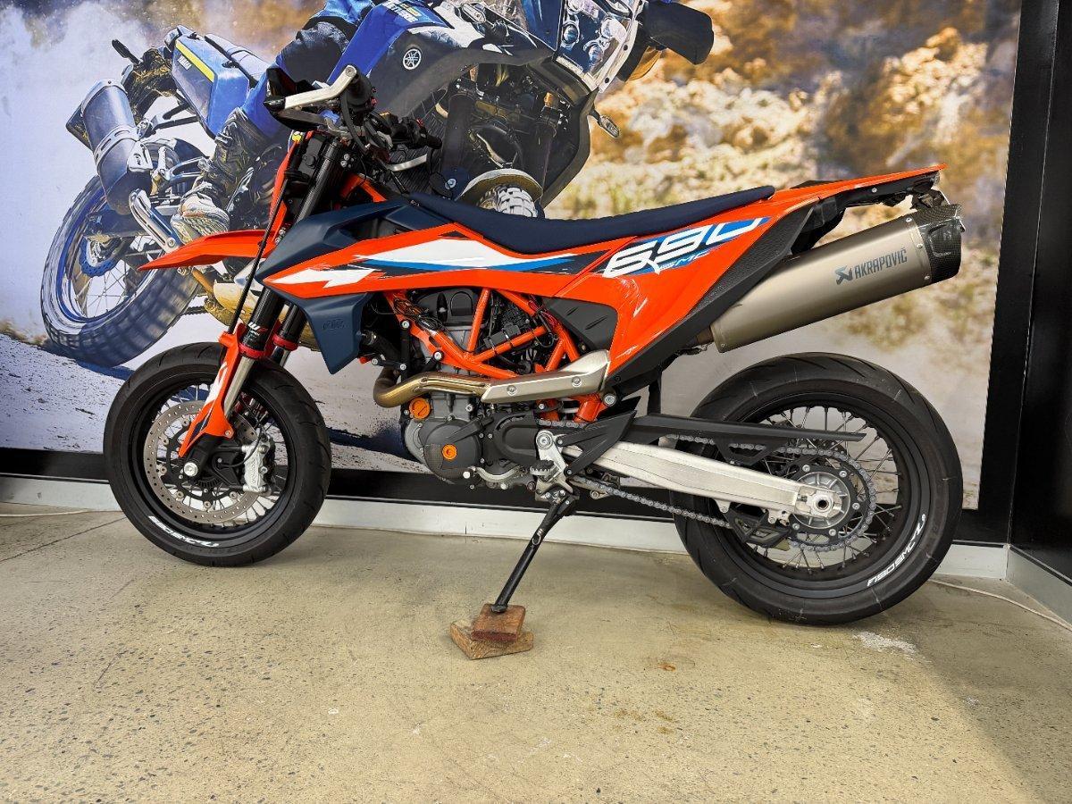 2023 KTM 690 SMC R SUPERMOTARD