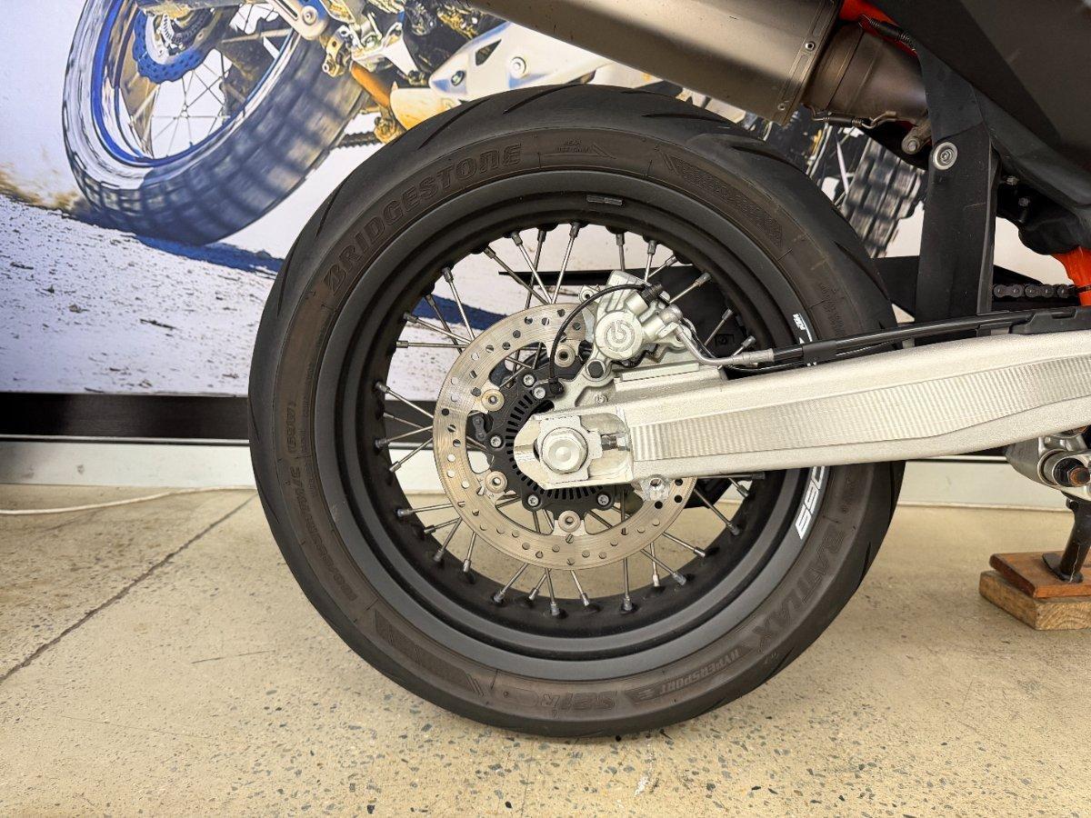 2023 KTM 690 SMC R SUPERMOTARD
