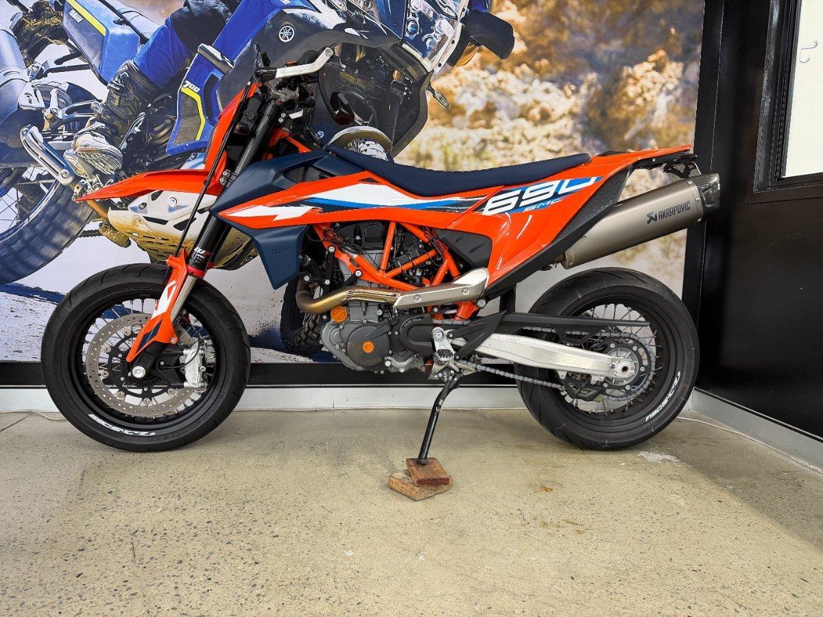 2023 KTM 690 SMC R SUPERMOTARD
