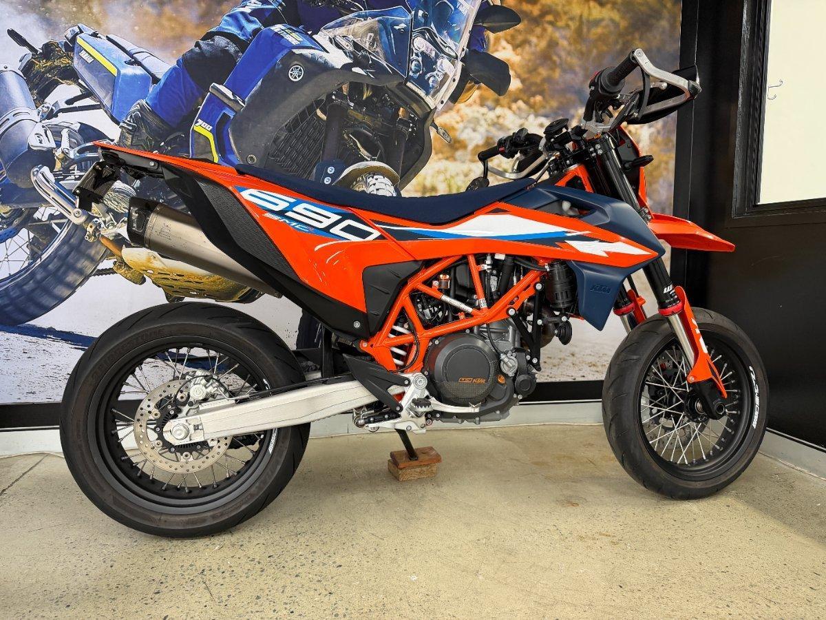 2023 KTM 690 SMC R SUPERMOTARD