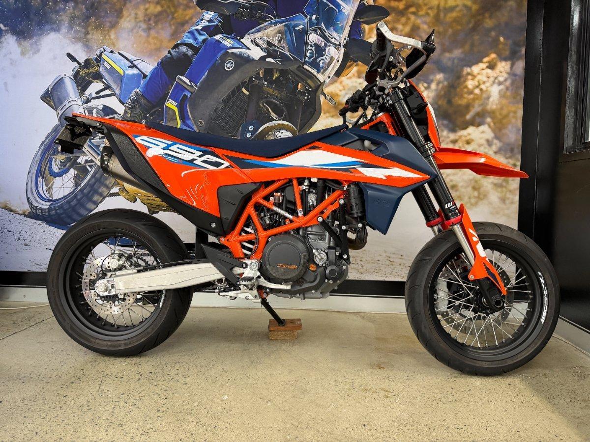 2023 KTM 690 SMC R SUPERMOTARD