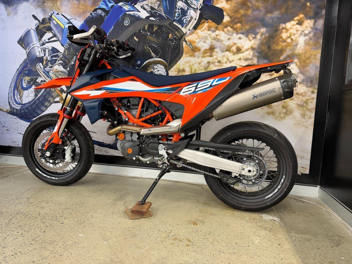 2023 KTM 690 SMC R SUPERMOTARD