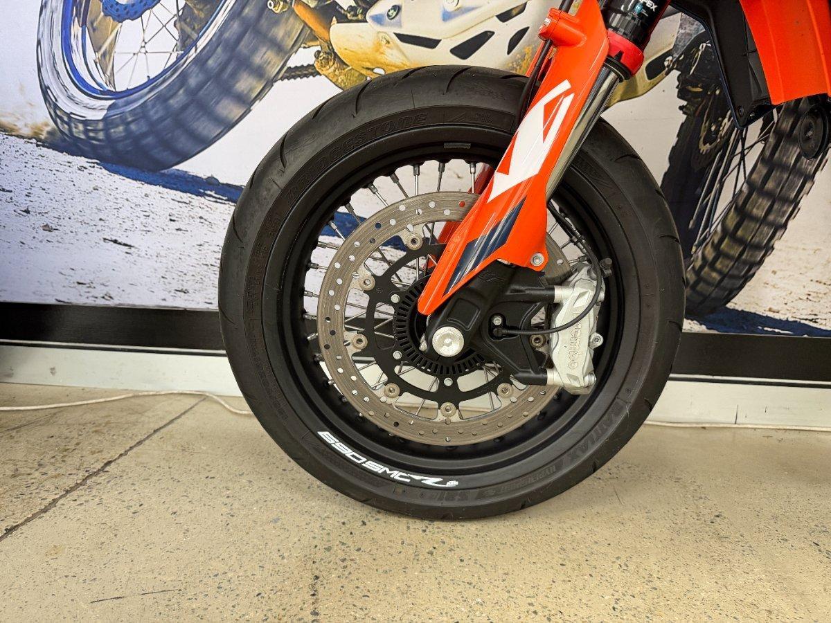 2023 KTM 690 SMC R SUPERMOTARD