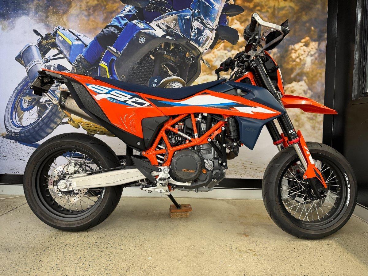2023 KTM 690 SMC R SUPERMOTARD
