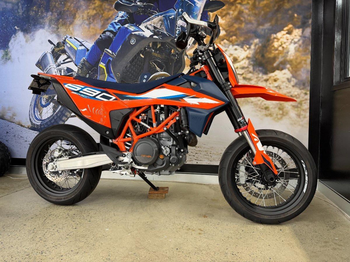 2023 KTM 690 SMC R SUPERMOTARD