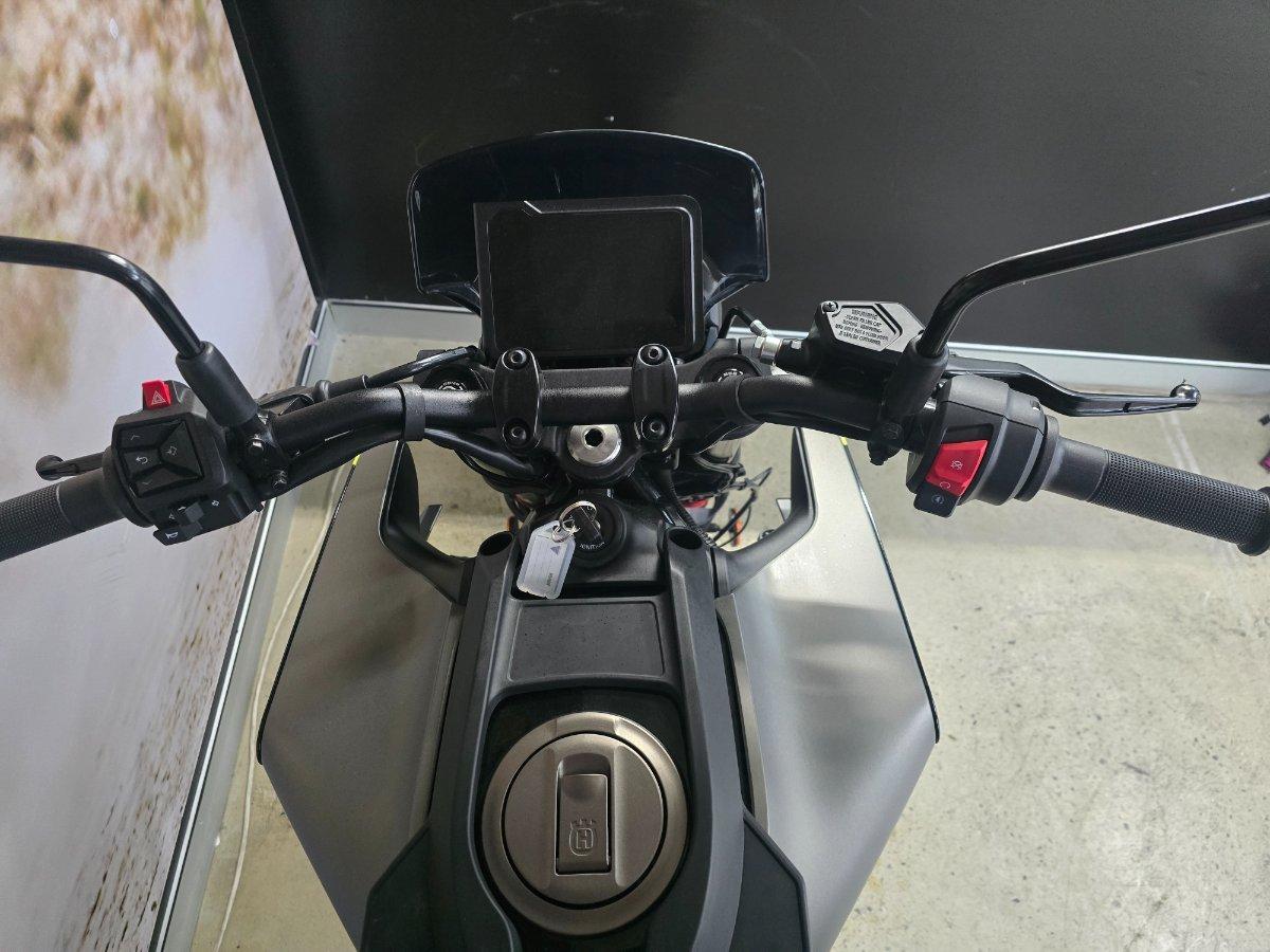 2025 HUSQVARNA SVARTPILEN 401 ROAD