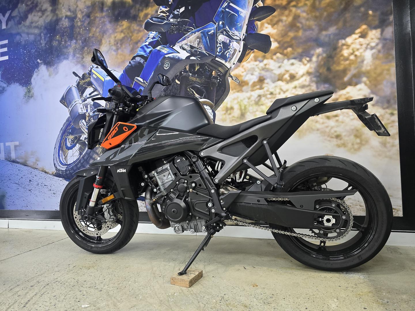 2024 KTM 990 DUKE ROAD