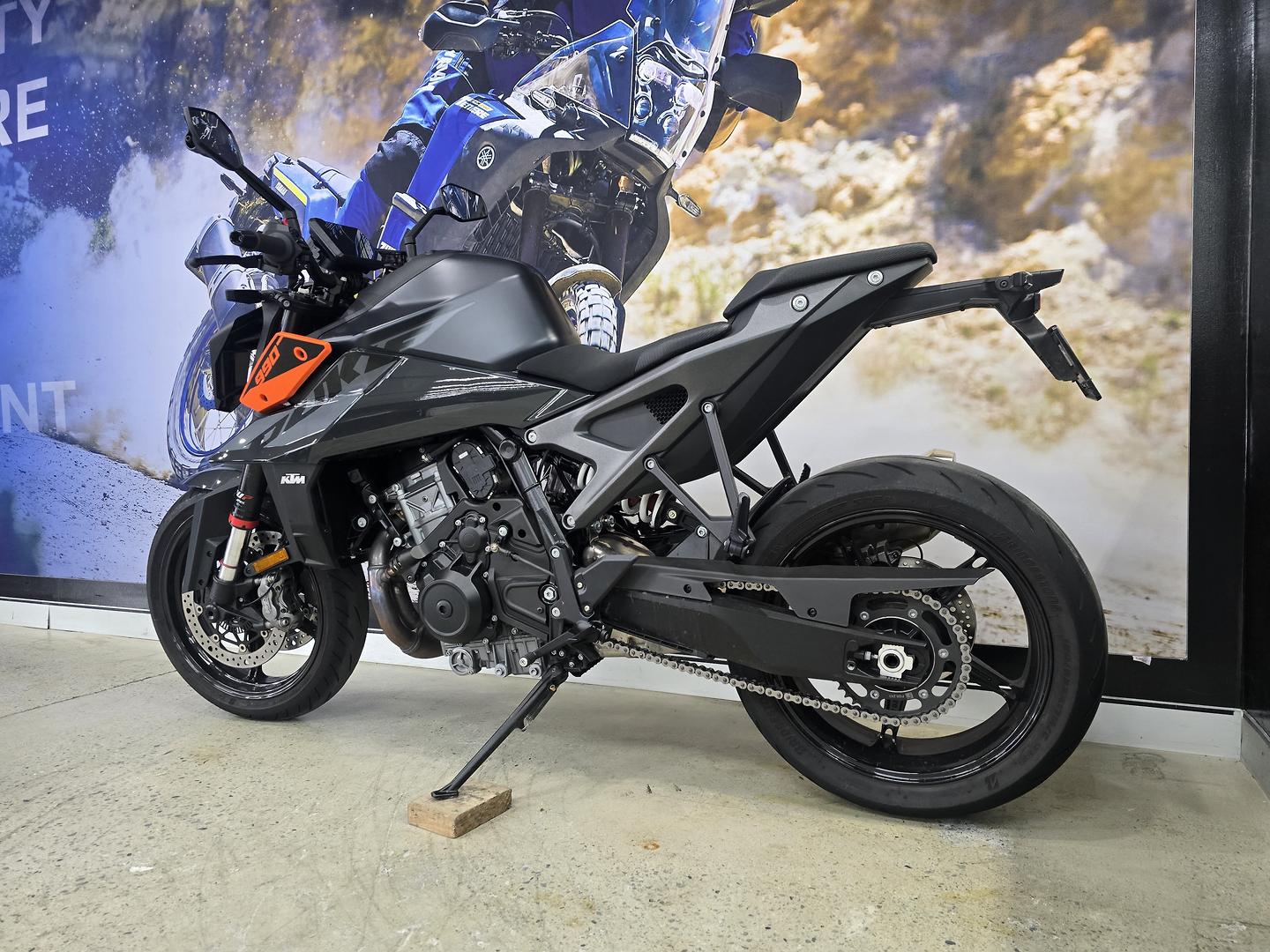 2024 KTM 990 DUKE ROAD