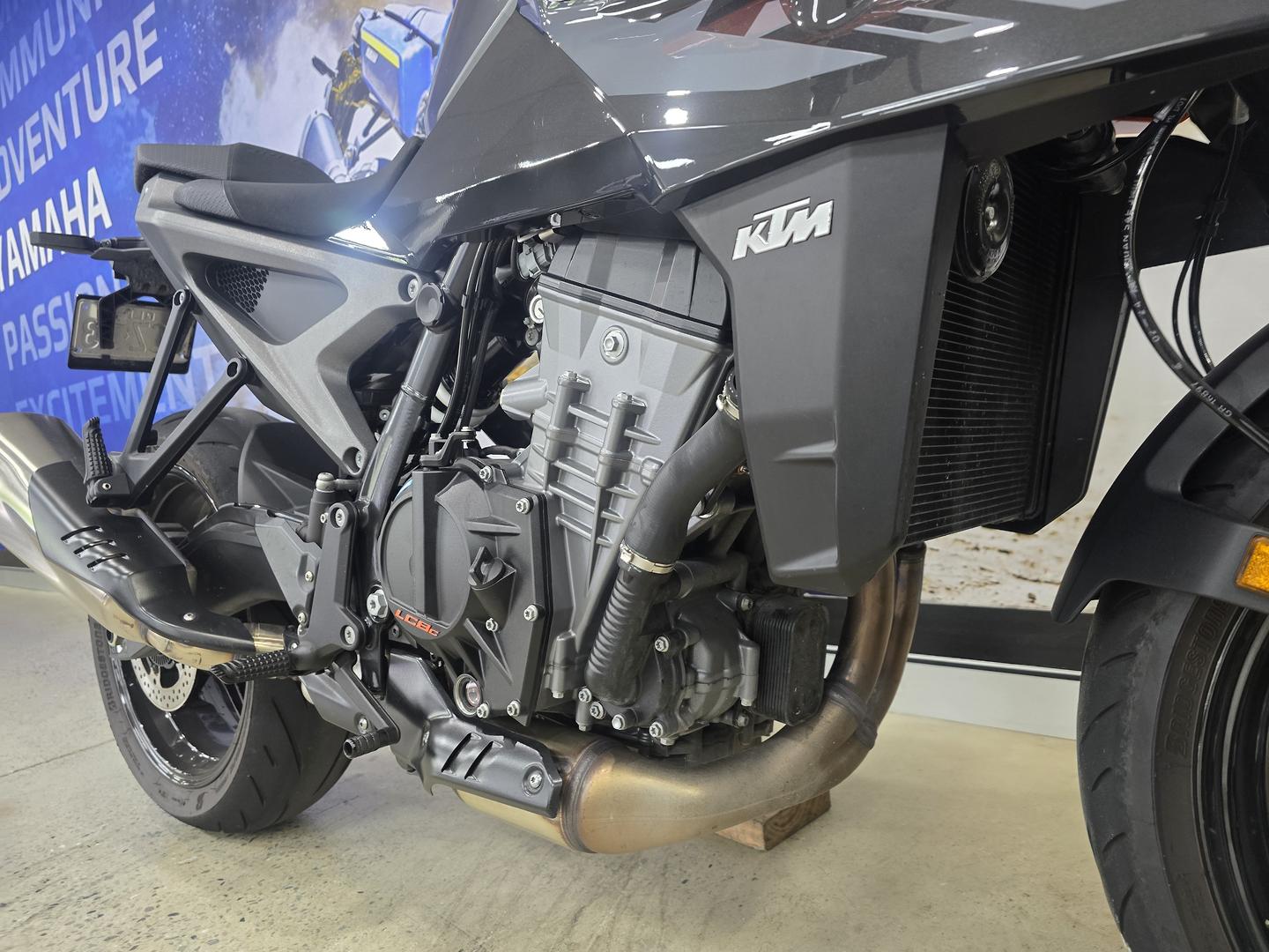 2024 KTM 990 DUKE ROAD
