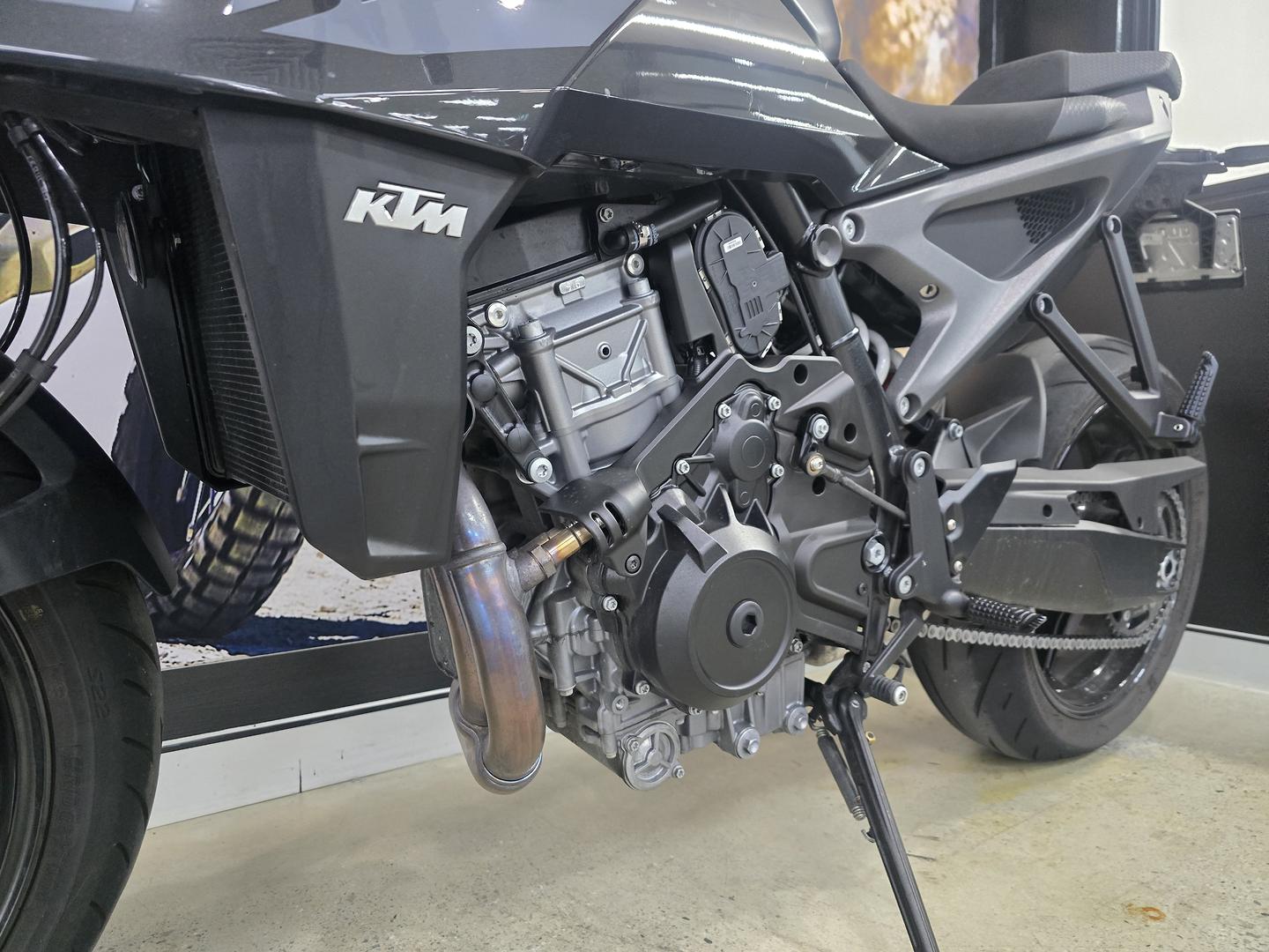 2024 KTM 990 DUKE ROAD