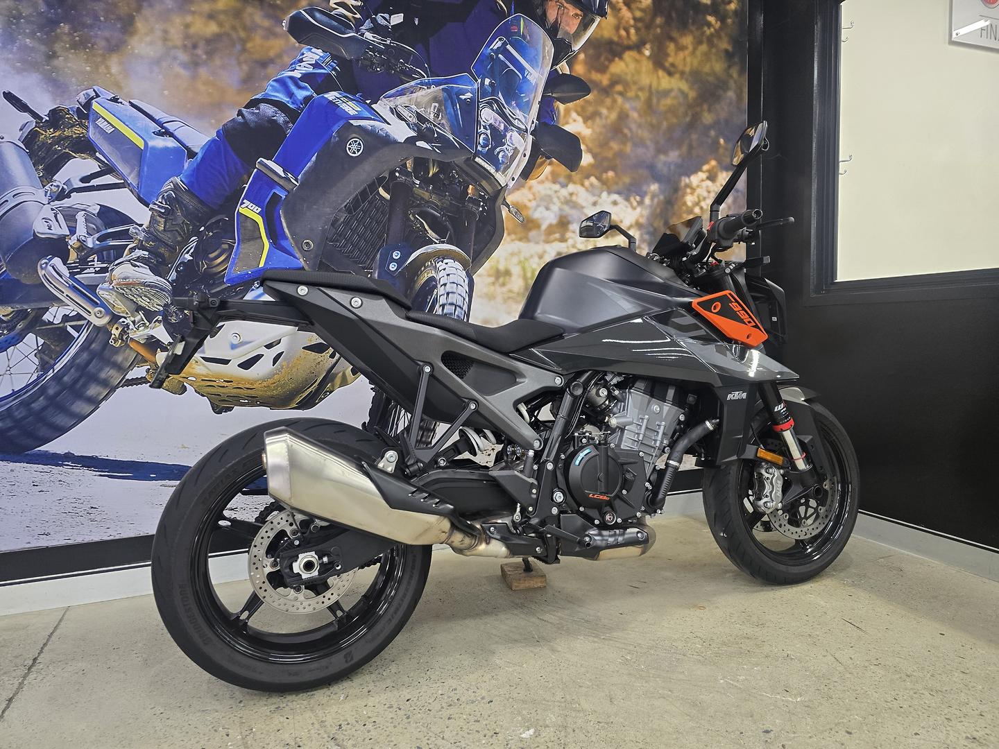 2024 KTM 990 DUKE ROAD