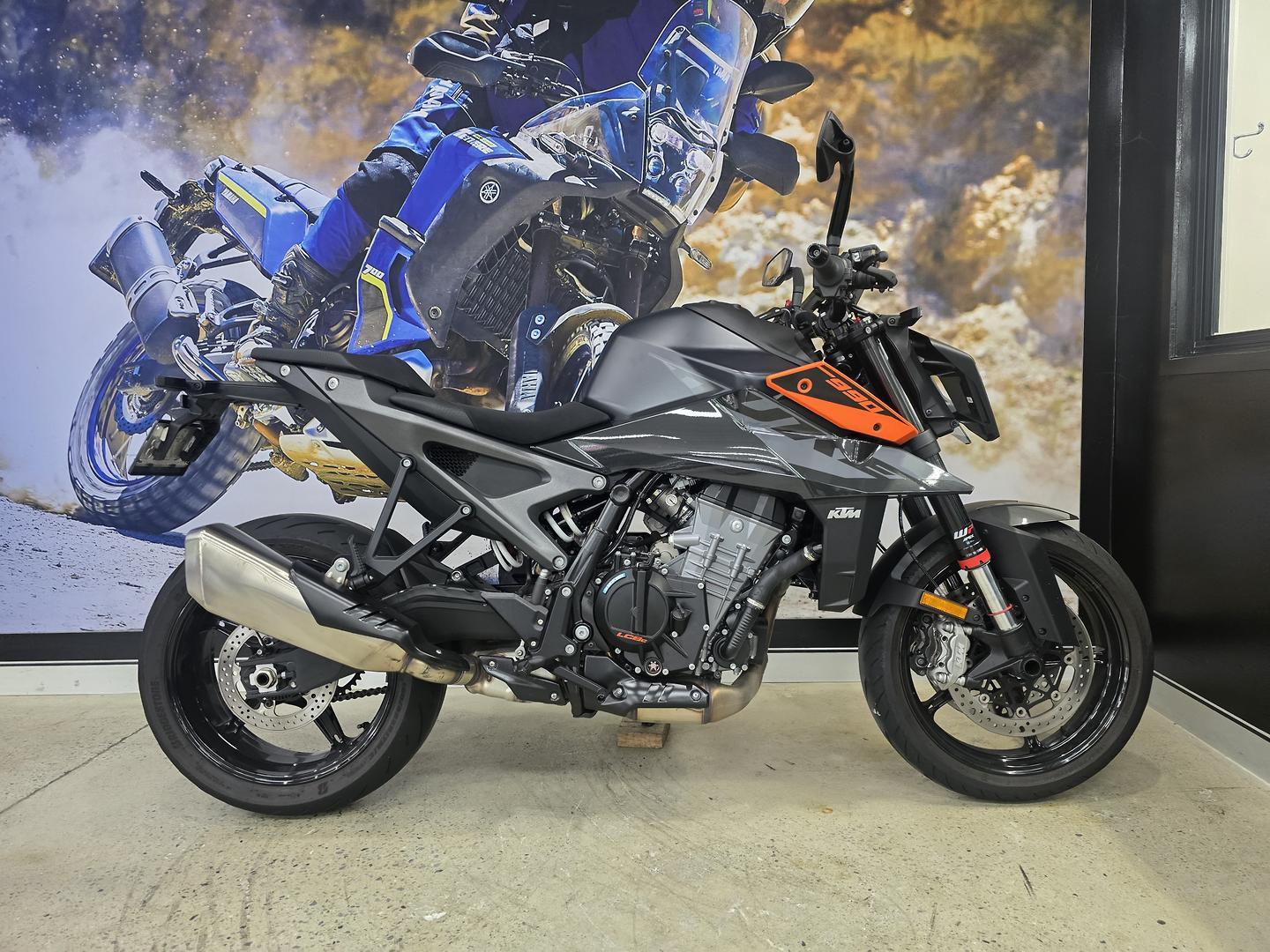 2024 KTM 990 DUKE ROAD