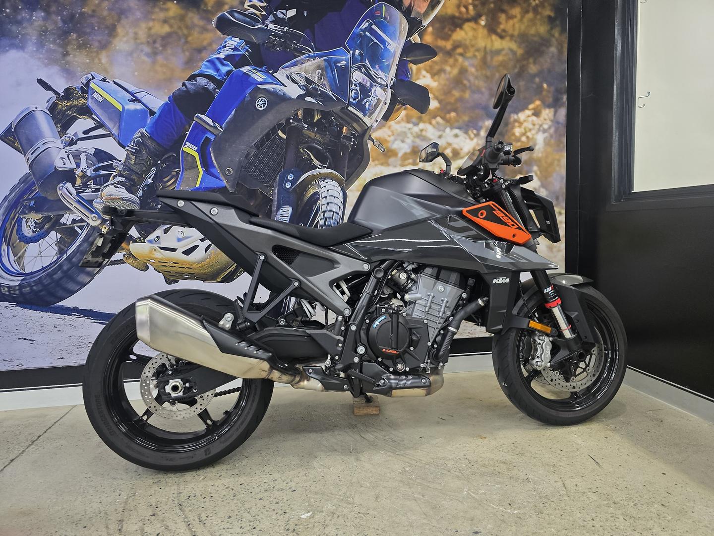 2024 KTM 990 DUKE ROAD