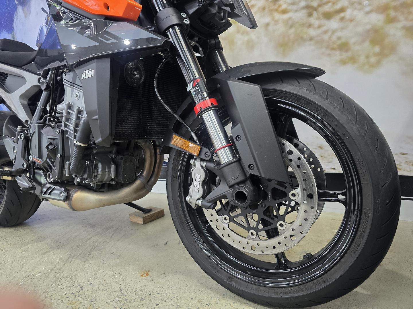 2024 KTM 990 DUKE ROAD