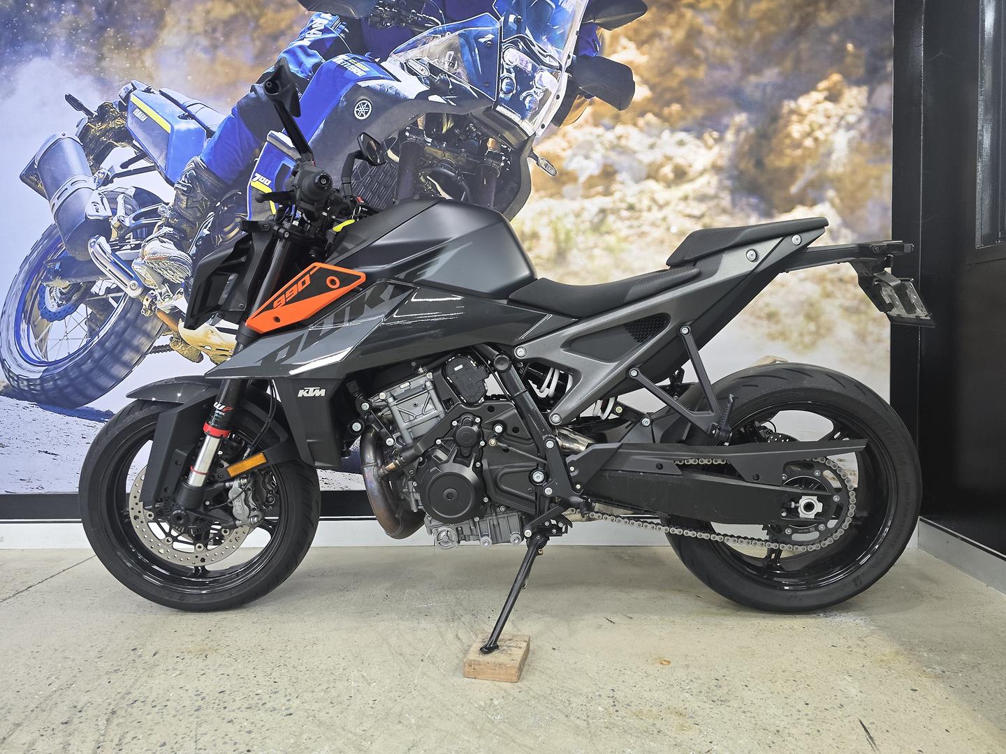 2024 KTM 990 DUKE ROAD