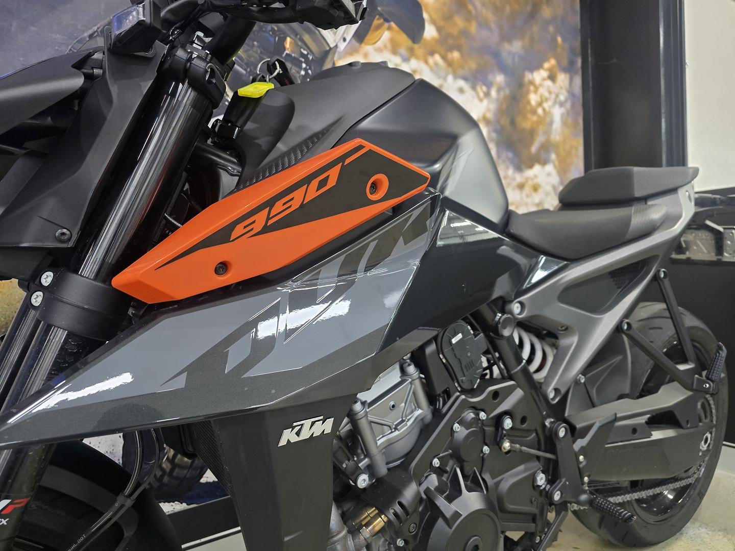 2024 KTM 990 DUKE ROAD