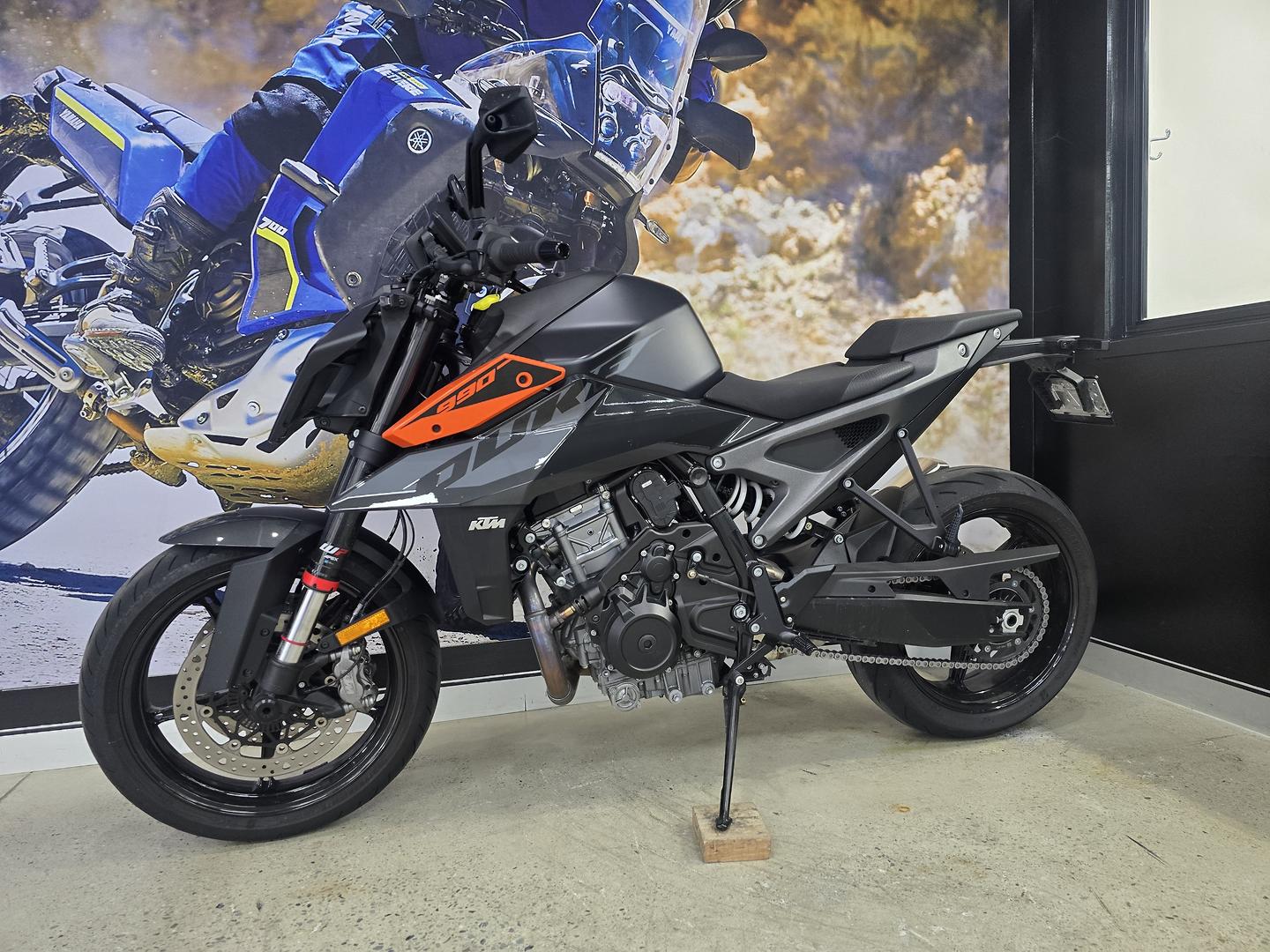 2024 KTM 990 DUKE ROAD
