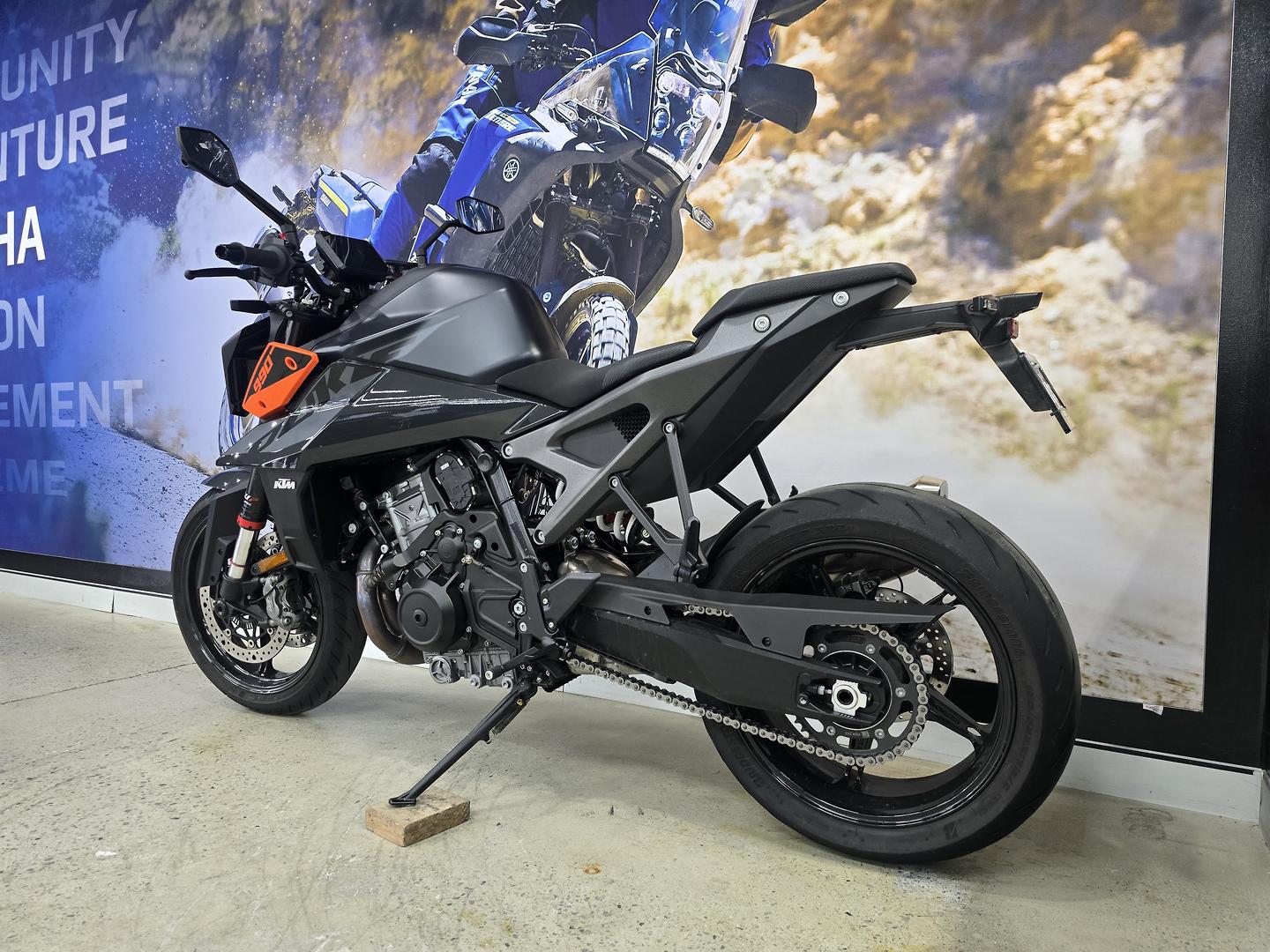 2024 KTM 990 DUKE ROAD