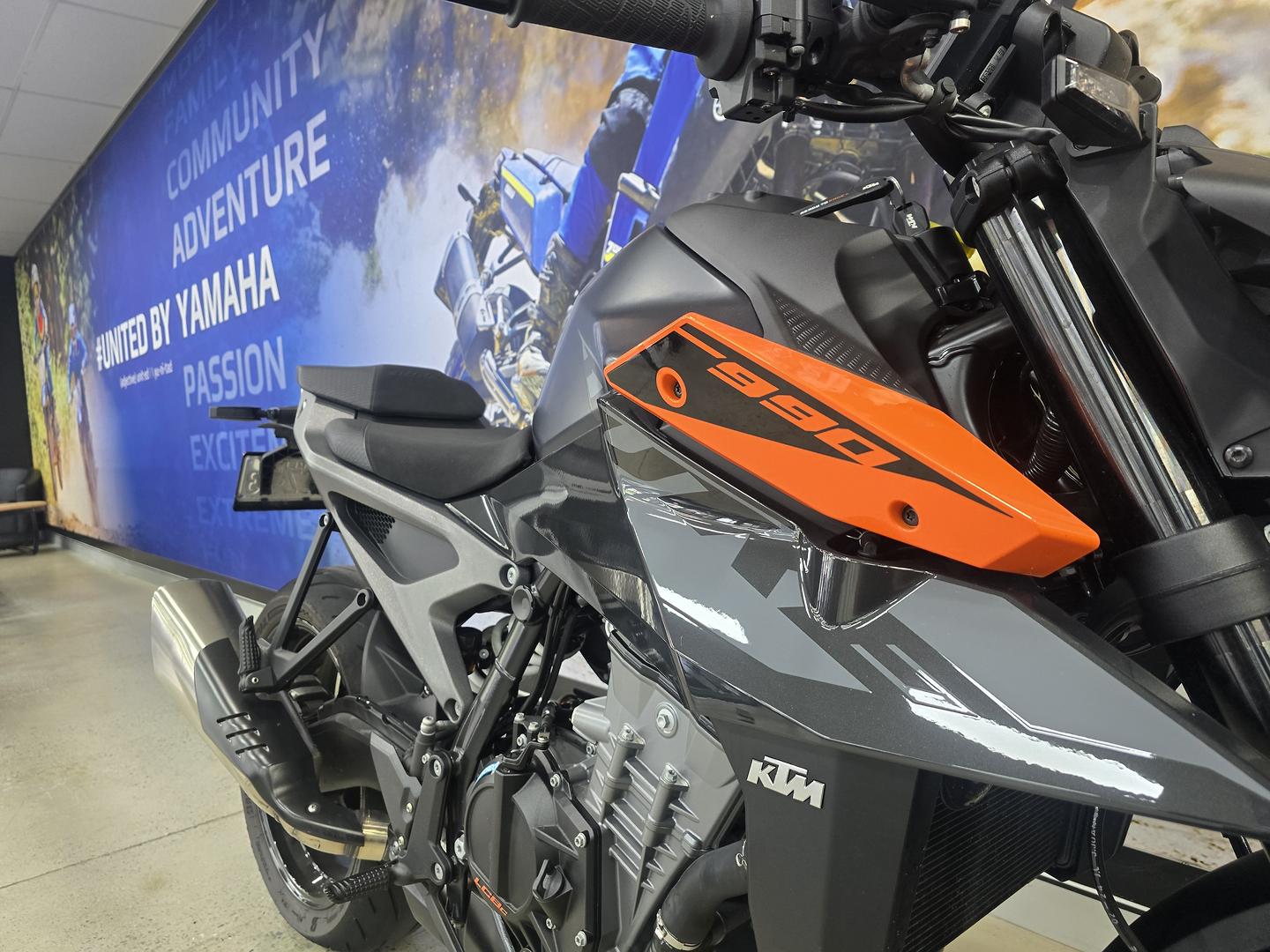 2024 KTM 990 DUKE ROAD