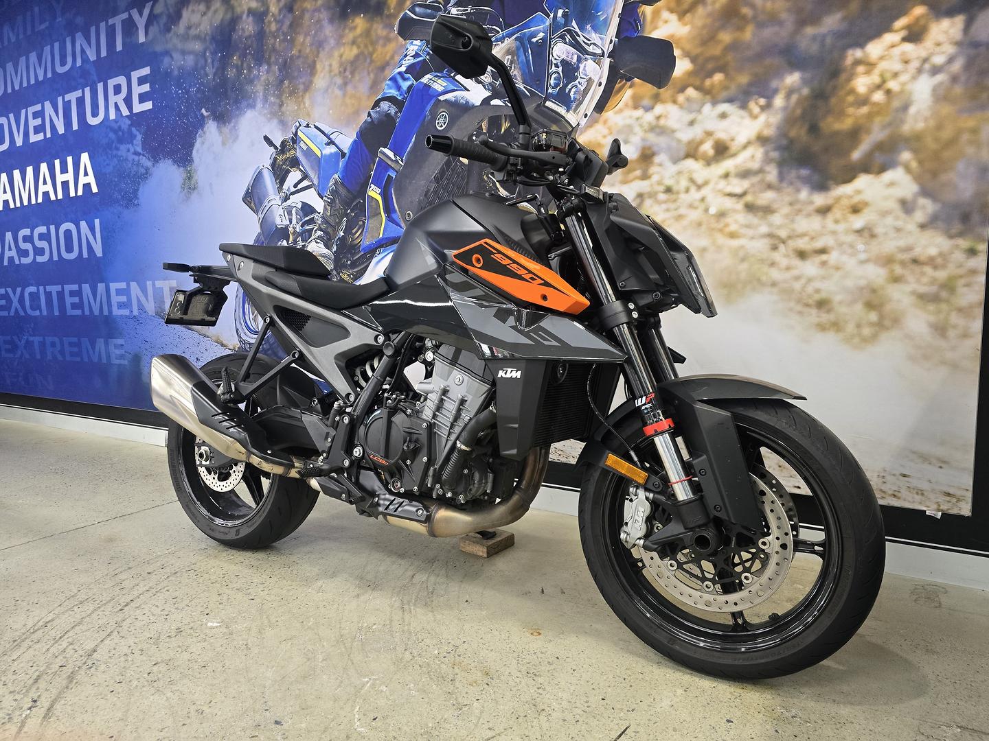 2024 KTM 990 DUKE ROAD