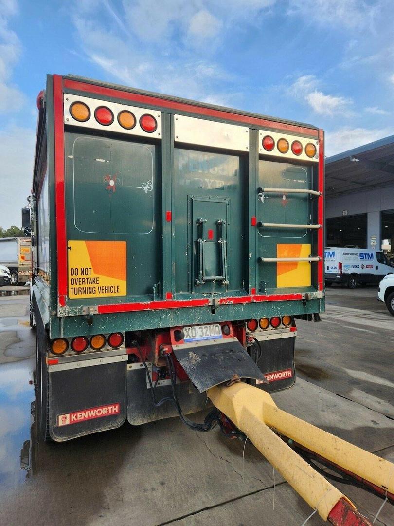2001 KENWORTH T900 TIPPER