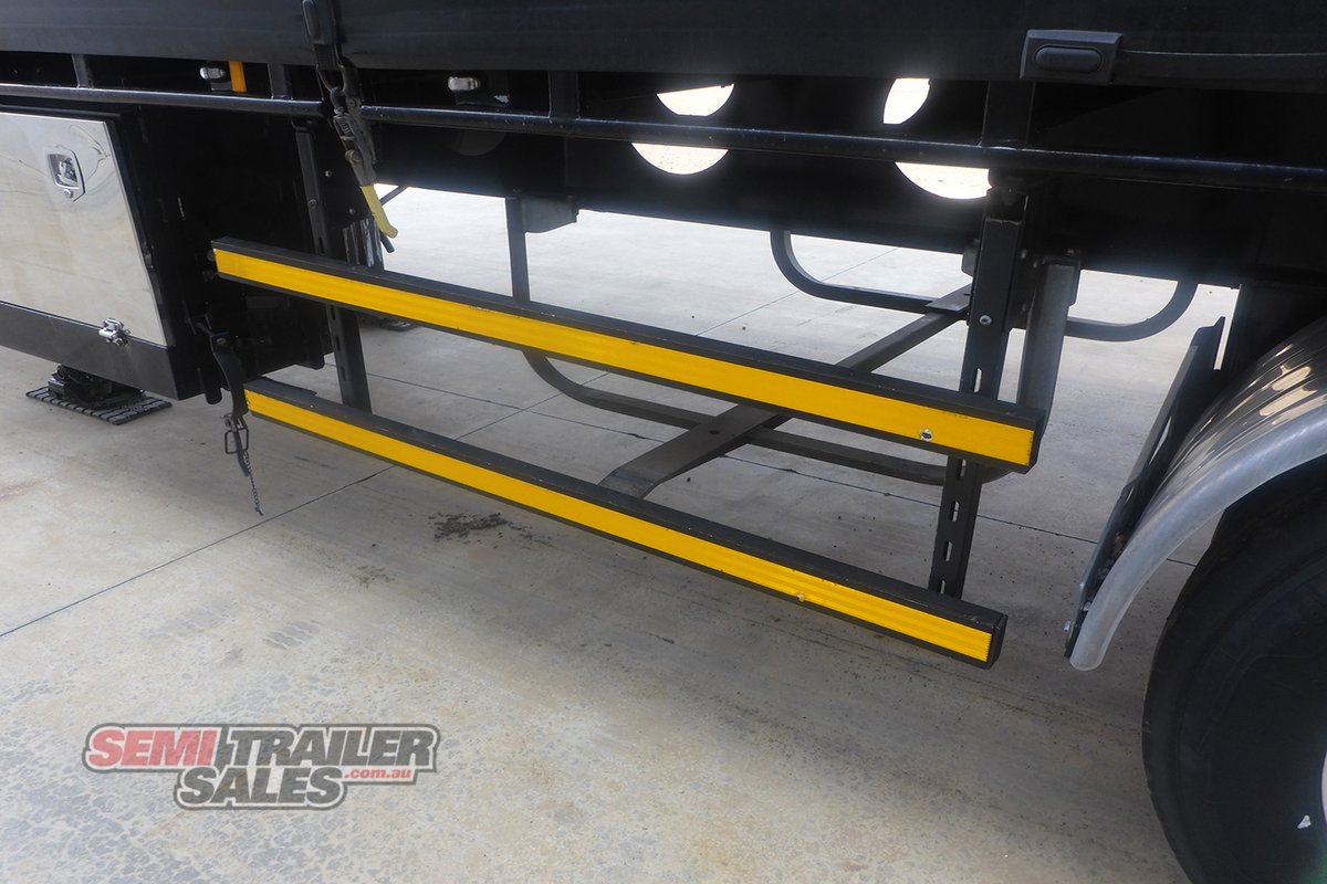 VAWDREY CURTAINSIDER TRAILER