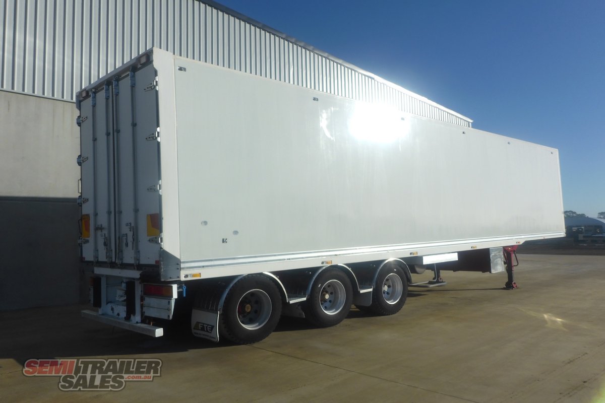 03/2010 FTE 22 PALLET REFRIGERATED PANTECH WITH MEAT RAILS