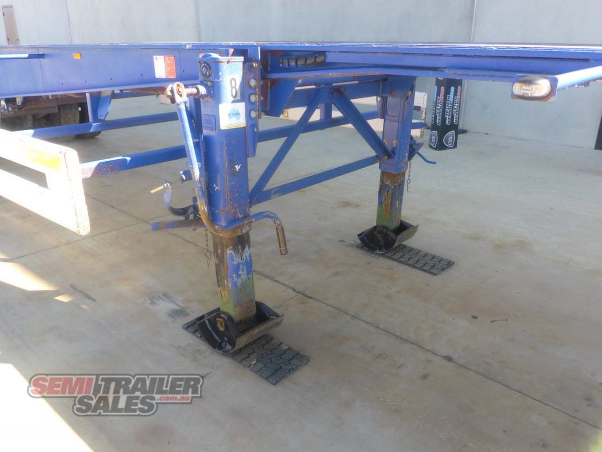 10/2005 BARKER 40FT SKEL TRAILER