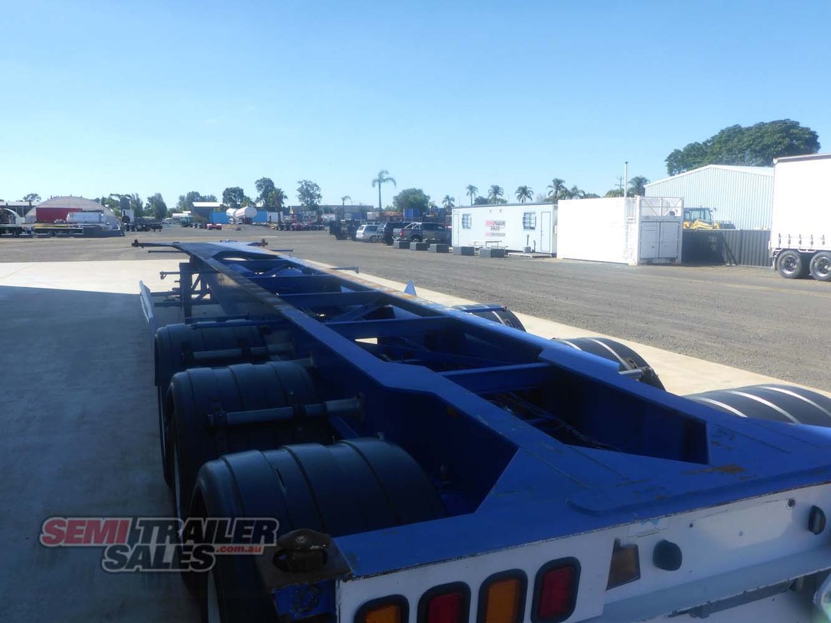 10/2005 BARKER 40FT SKEL TRAILER