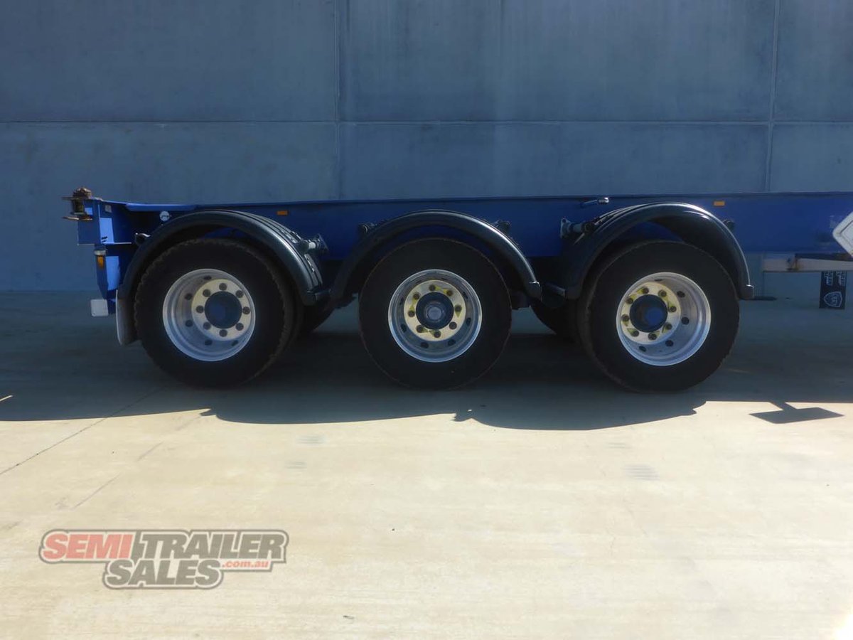 10/2005 BARKER 40FT SKEL TRAILER