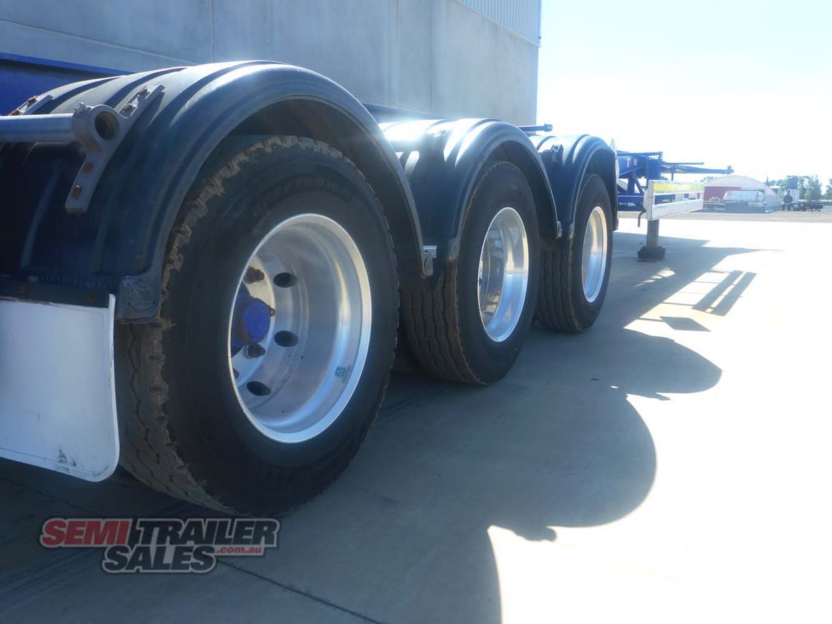 10/2005 BARKER 40FT SKEL TRAILER