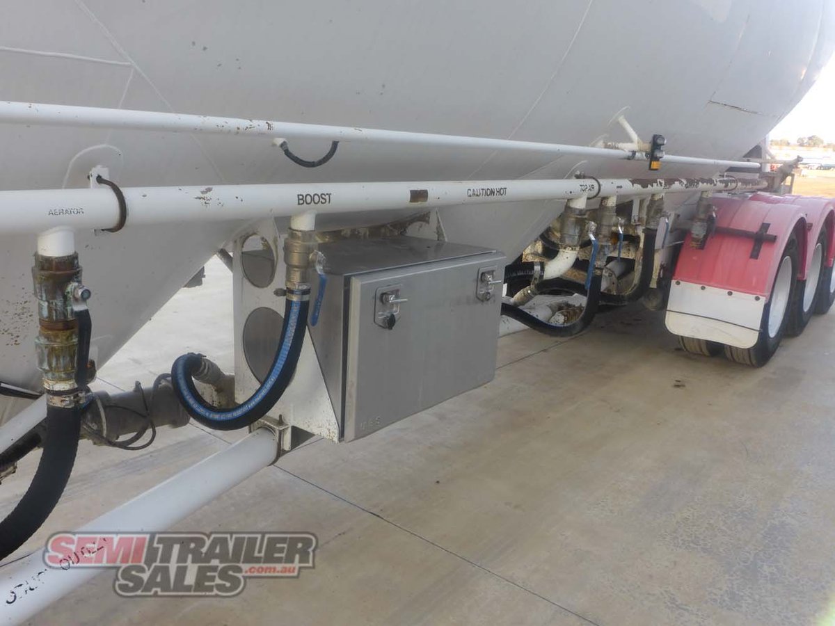 10/2011 BOOMER BULK TANKER TRAILER