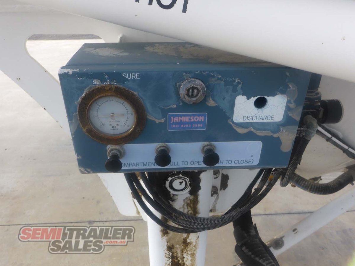 10/2011 BOOMER BULK TANKER TRAILER