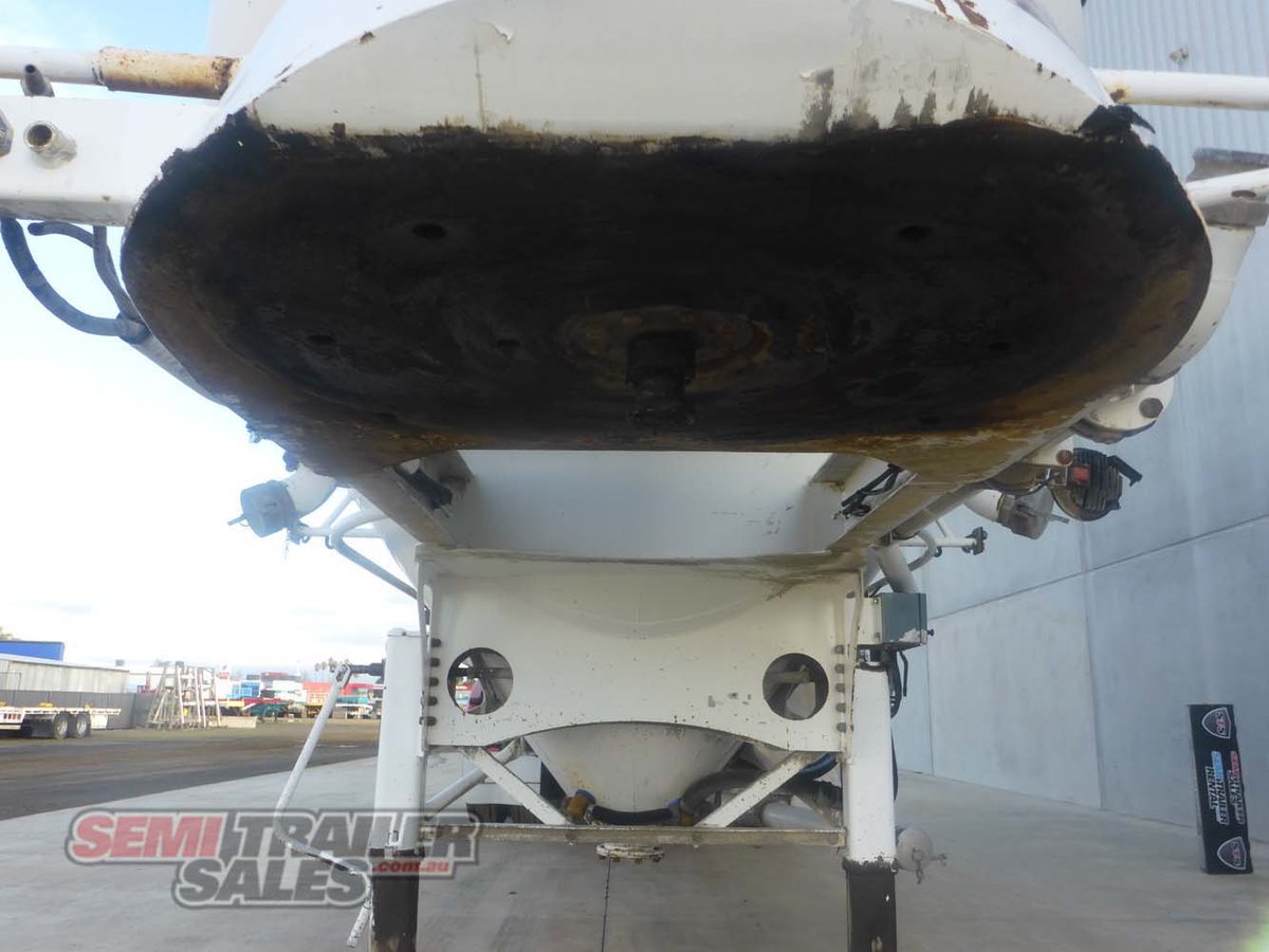 10/2011 BOOMER BULK TANKER TRAILER