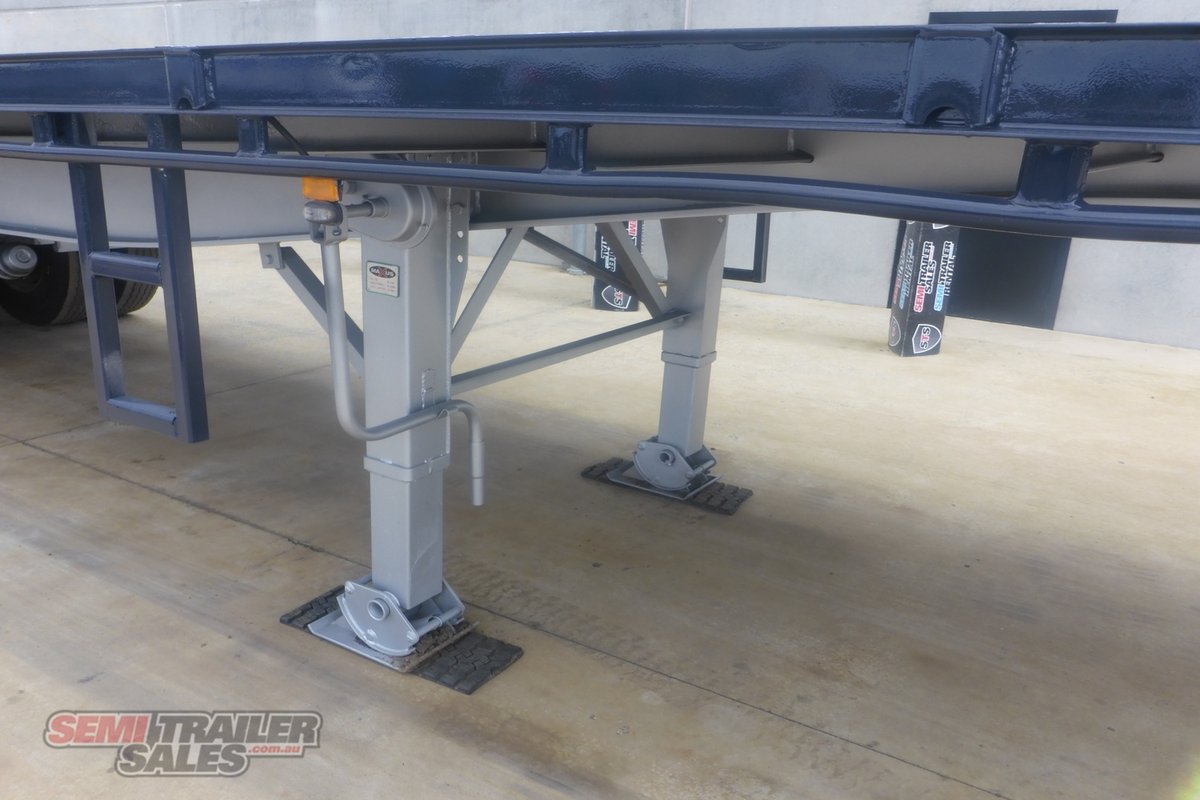 02/2002 MAXITRANS 12 Pallet Flat Top A Trailer with 20FT Container Pins