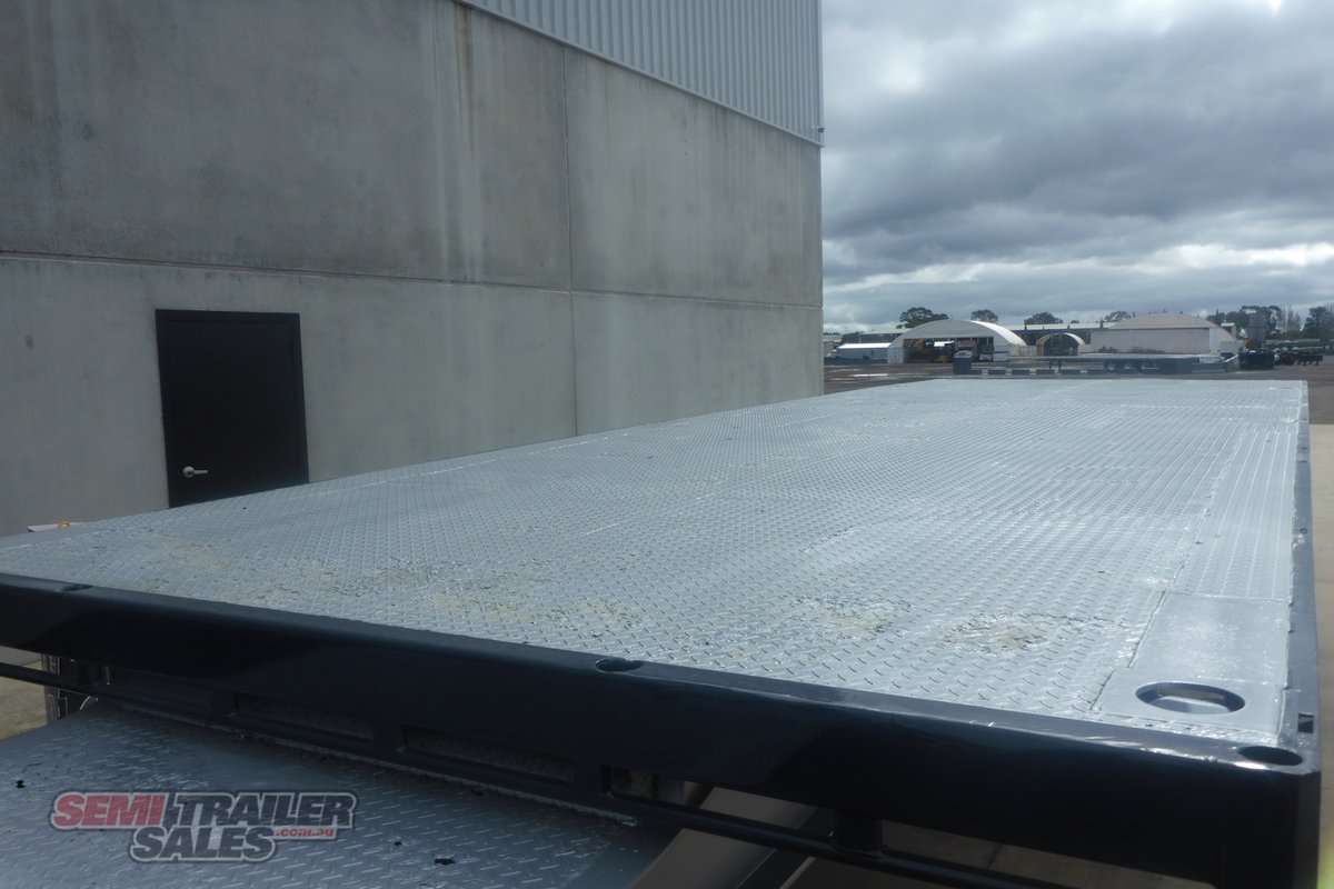 02/2002 MAXITRANS 12 Pallet Flat Top A Trailer with 20FT Container Pins