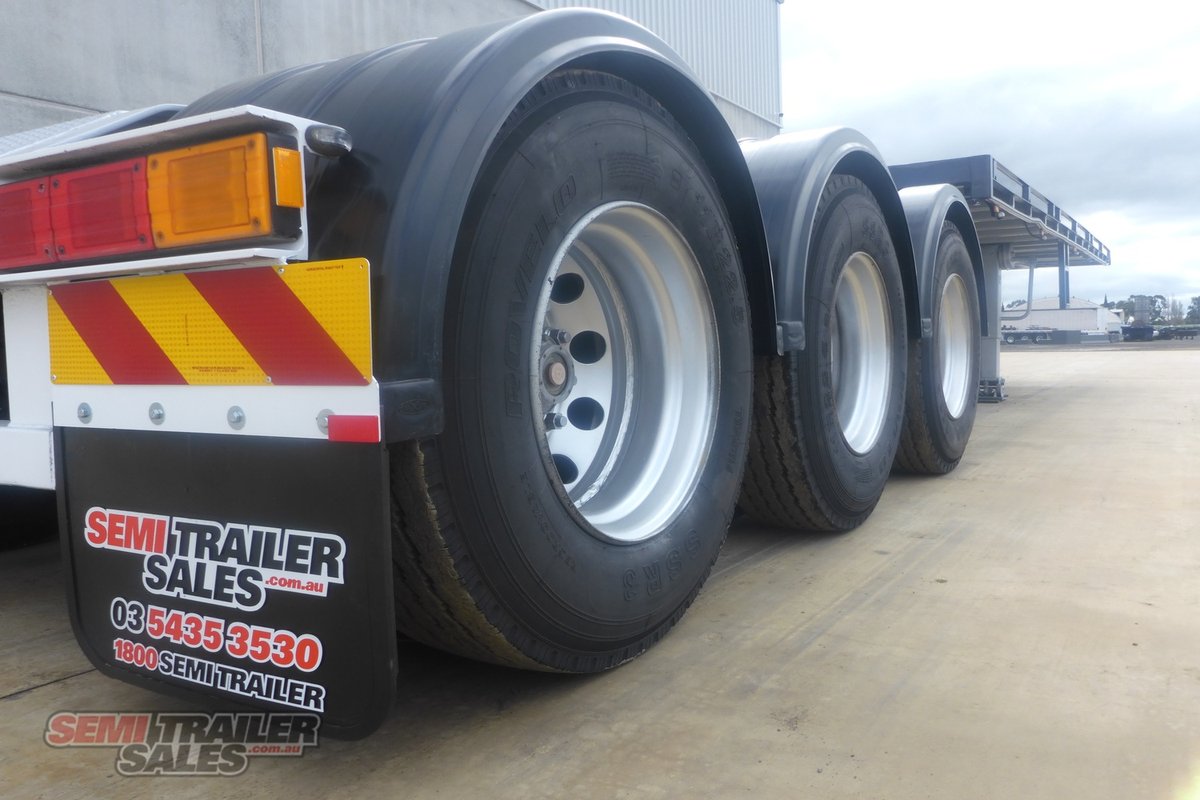 02/2002 MAXITRANS 12 Pallet Flat Top A Trailer with 20FT Container Pins
